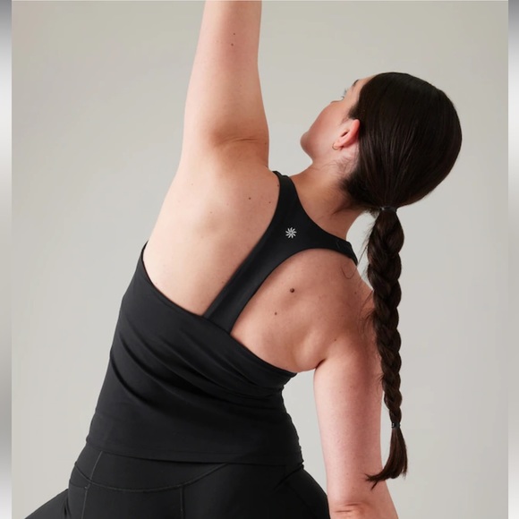 ❌ SOLD ❌ ATHLETA TRANSCEND SCOOP BUILT-IN BRA TANK A-C, Size M, Black (NWT) - Picture 15 of 16